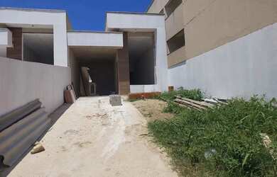 Imagem: A casa possui 3 Dormitórios, 2 Banheiros, 2 Vagas na garagem