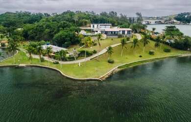 Imagem: A casa possui 5 Dormitórios, 5 Banheiros, 5 Vagas na garagem