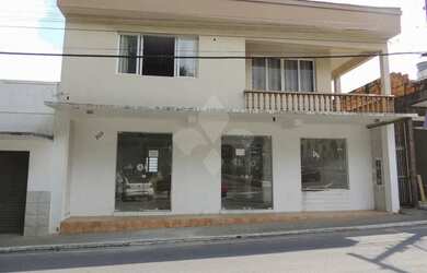 Imagem: A casa possui 4 Dormitórios, 3 Banheiros, 321m² de Área e