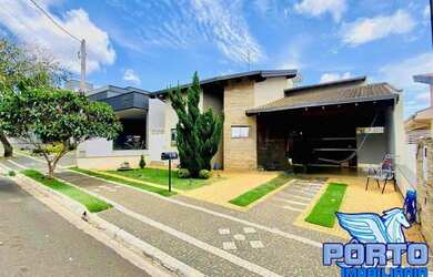 Imagem: A casa possui 1 Dormitório, 3 Banheiros, 4 Vagas na garagem