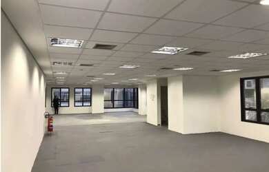 Imagem: O depósito possui 5 Vagas na garagem e 600m² de Área e está