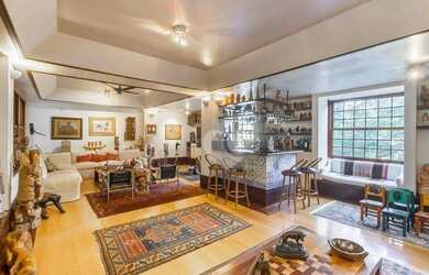 Imagem: A casa possui 4 Dormitórios, 5 Banheiros, 4 Vagas na garagem