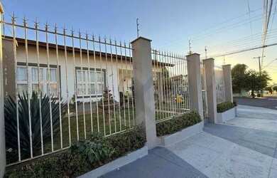 Imagem: A casa possui 3 Dormitórios, 2 Banheiros, 5 Vagas na garagem