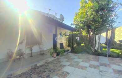 Imagem: A casa possui 3 Dormitórios, 2 Banheiros, 2 Vagas na garagem