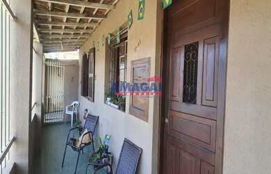 Imagem: A casa possui 3 Dormitórios, 1 Banheiro, 1 Vaga na garagem