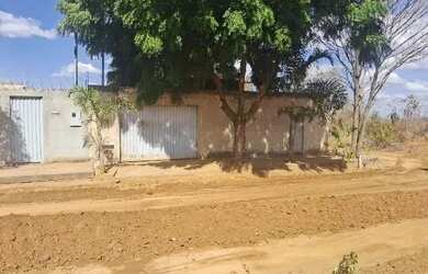 Imagem: A casa possui 2 Dormitórios, 1 Banheiro, 1 Vaga na garagem