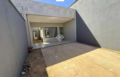 Imagem: A casa possui 3 Dormitórios, 2 Banheiros, 2 Vagas na garagem