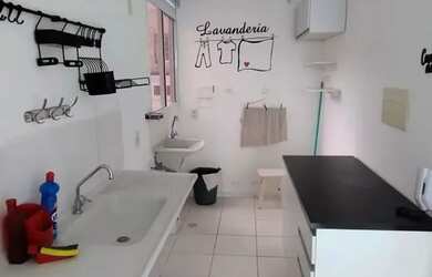 Imagem: O apartamento possui 2 Dormitórios, 1 Banheiro, 1 Vaga na garagem