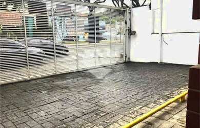 Imagem: O depósito possui 3 Vagas na garagem, 244m² de Área e está