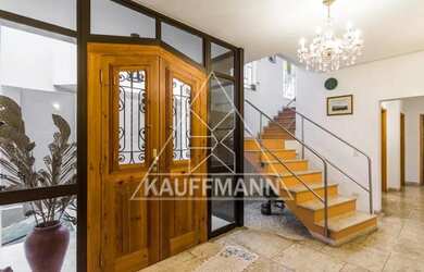 Imagem: A casa possui 4 Dormitórios, 5 Banheiros, 5 Vagas na garagem