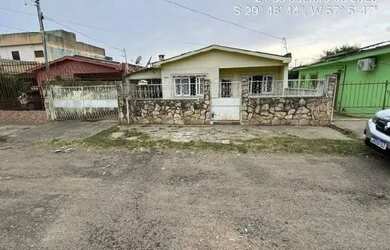 Imagem: A casa possui 4 Dormitórios, 2 Banheiros, 2 Vagas na garagem