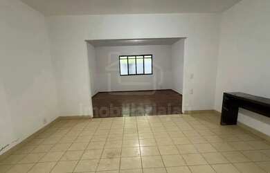 Imagem: A casa possui 3 Dormitórios, 1 Banheiro, 2 Vagas na garagem