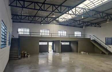 Imagem: O depósito possui 5 Vagas na garagem, 204m² de Área e está