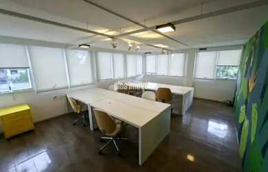 Imagem: O depósito possui 2 Vagas na garagem e 220m² de Área e está