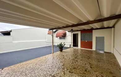 Imagem: A casa possui 2 Dormitórios, 2 Banheiros, 2 Vagas na garagem