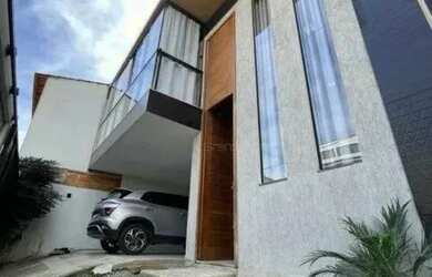 Imagem: A casa possui 3 Dormitórios, 3 Banheiros, 2 Vagas na garagem