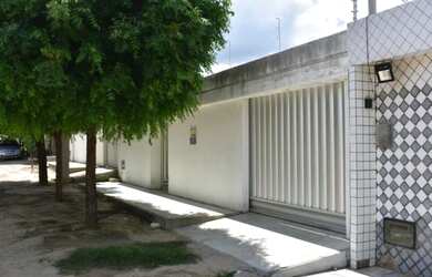 Imagem 2: Casa com 3 quatos, 2 banheiros no bairro Alto do Açude, aceito trocas