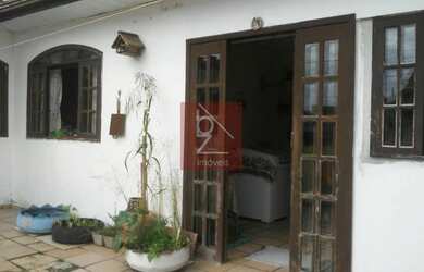 Imagem: A casa possui 4 Dormitórios, 3 Banheiros, 1 Vaga na garagem