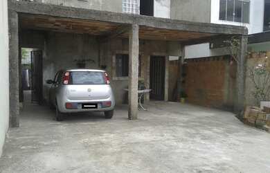 Imagem: A casa possui 4 Dormitórios, 2 Banheiros, 5 Vagas na garagem