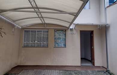 Imagem: A casa possui 3 Dormitórios, 2 Banheiros, 2 Vagas na garagem