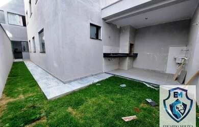 Imagem: A casa possui 3 Dormitórios, 2 Banheiros, 2 Vagas na garagem