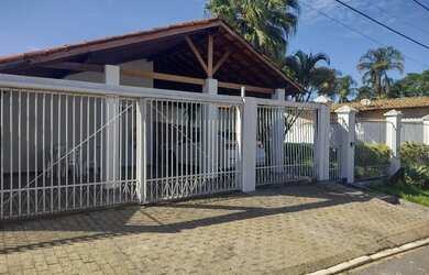 Imagem: A casa possui 4 Dormitórios, 4 Banheiros, 2 Vagas na garagem