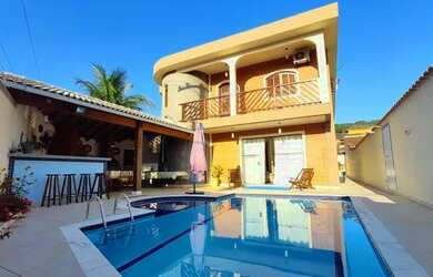 Imagem: A casa em condomínio possui 5 Dormitórios, 4 Banheiros, 3