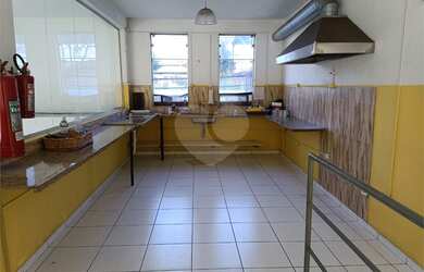 Imagem: O depósito possui 4 Vagas na garagem, 586m² de Área e está