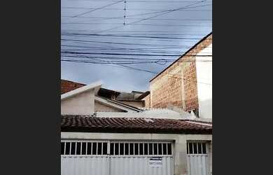 Imagem: A casa possui 4 Dormitórios, 2 Banheiros, 2 Vagas na garagem