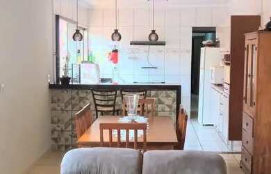 Imagem: A casa possui 2 Dormitórios, 2 Banheiros, 2 Vagas na garagem