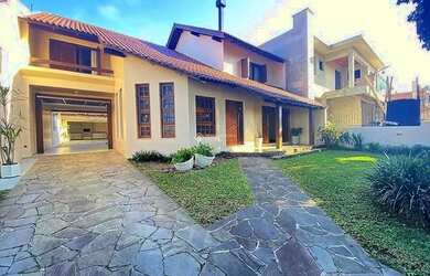 Imagem: A casa possui 4 Dormitórios, 3 Banheiros, 4 Vagas na garagem