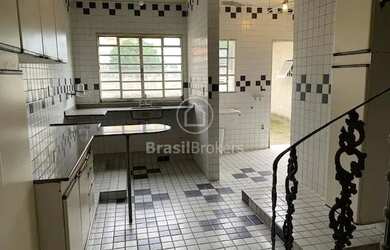 Imagem: A casa possui 4 Dormitórios, 3 Banheiros, 1 Vaga na garagem