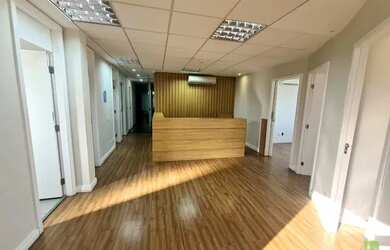 Imagem: O depósito possui 3 Vagas na garagem, 200m² de Área e está