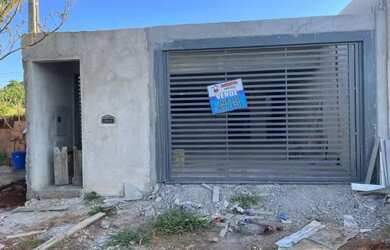 Imagem: A casa possui 2 Dormitórios, 1 Banheiro, 2 Vagas na garagem