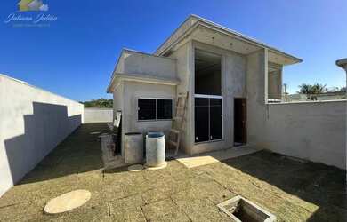 Imagem: A casa possui 3 Dormitórios, 2 Banheiros, 4 Vagas na garagem