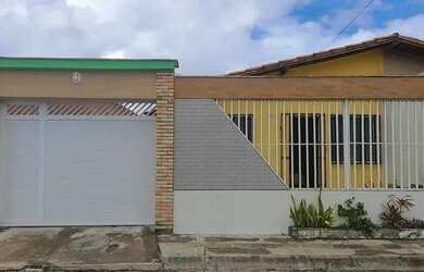 Imagem: A casa possui 3 Dormitórios, 2 Vagas na garagem e está localizado