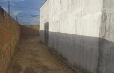 Imagem: A casa possui 2 Dormitórios, 2 Banheiros, 3 Vagas na garagem