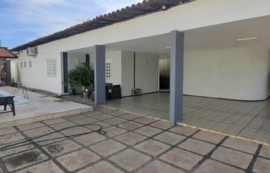 Imagem: A casa possui 4 Dormitórios, 4 Banheiros, 5 Vagas na garagem