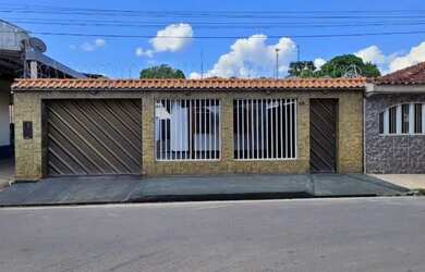 Imagem: A casa possui 2 Dormitórios, 3 Banheiros, 3 Vagas na garagem