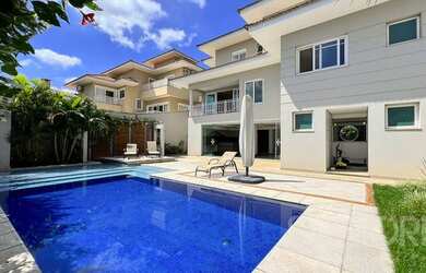 Imagem: A casa possui 4 Dormitórios, 5 Banheiros, 3 Vagas na garagem