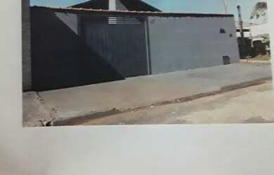 Imagem: A casa possui 2 Dormitórios, 1 Banheiro, 2 Vagas na garagem