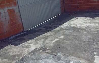 Imagem: A casa possui 2 Dormitórios, 1 Banheiro, 2 Vagas na garagem