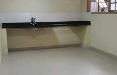 Imagem: A casa possui 1 Dormitório, 1 Banheiro, 1 Vaga na garagem