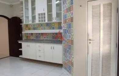 Imagem: A casa possui 3 Dormitórios, 2 Banheiros, 2 Vagas na garagem