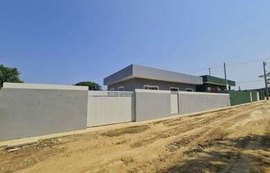 Imagem: A casa possui 3 Dormitórios, 1 Banheiro, 2 Vagas na garagem