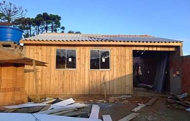Imagem: A casa possui 2 Dormitórios, 1 Banheiro, 2 Vagas na garagem