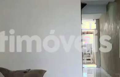 Imagem: A casa possui 2 Dormitórios, 1 Banheiro, 2 Vagas na garagem