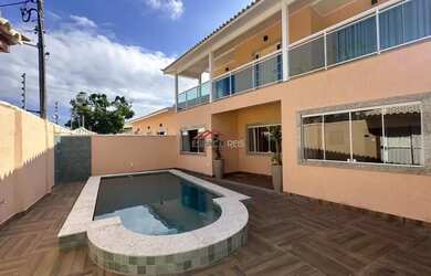 Imagem: A casa possui 4 Dormitórios, 2 Banheiros, 3 Vagas na garagem