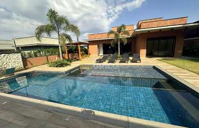 Imagem: A casa em condomínio possui 4 Dormitórios, 5 Banheiros, 4