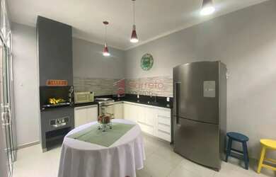 Imagem: A casa possui 3 Dormitórios, 2 Banheiros, 2 Vagas na garagem